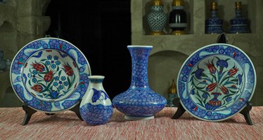 PIECES WITH FLORAL AND WAVE PATTERN