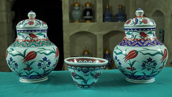 VARIOUS PIECES WITH FLORAL PATTERN
