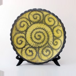 GEOMETRIC Plate with scroll pattern ;;38